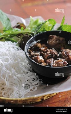  Bún Chả: Une symphonie d'herbes fraîches et de saveurs grillées à Hanoï!