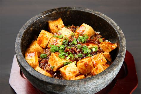  Le Doufu à la Sauce Rouge: Un Délice de Tofu Picquant et Doré à la Perfection !