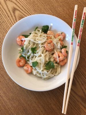  Les Nouilles de Riz aux Crevettes et Sauce Douce-Salée: Plongez dans un Concert d’Aromes Savoureux!