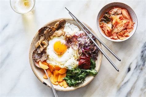  Bibimbap : Un véritable kaléidoscope de saveurs et textures enflammées !