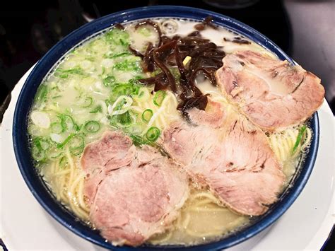  Hakata Ramen: Un plat réconfortant aux saveurs Umami et épicées qui vous transportera au cœur du Japon!