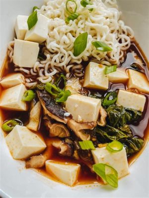  Le Nouilles au Tofu Préparées à la Huai'an: UneExplosion de Saveurs Umami et un Souffle d'Aromates Fraîchement Râpés!