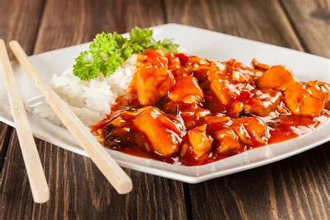  Le Poulet à la Sauce Douce de Qinzhou : Un Mélange Explosif d'Épices Aigre-Douces et d'Un Texture Croustillante Irrésistible !