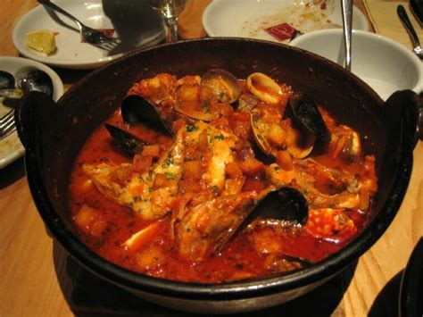  Les Cioppino: Un mélange explosif de saveurs marines et d'épices vibrantes !