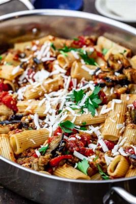 Pasta alla Norma ! Une explosion de saveurs méditerranéennes avec des aubergines grillées et du fromage ricotta salé ! 