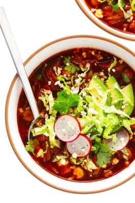 Pozole! Un délicieux mélange épicé et réconfortant de bouillon de maïs avec des garnitures généreuses.