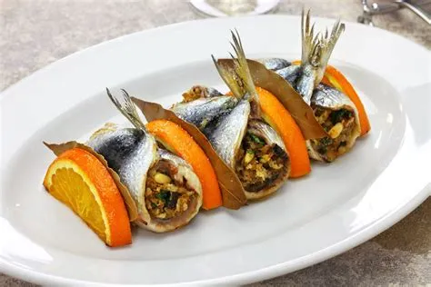  Sarde à beccafico! Une explosion de saveurs italiennes enrobées d’un voile croustillant et parfumé.